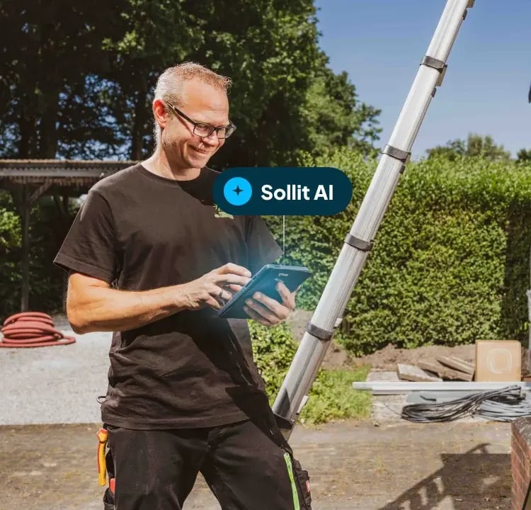 Installateur met een tablet op locatie, met Sollit AI-label